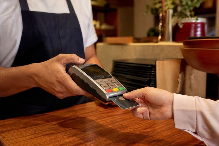 Pago con tarjeta en mostrador de restaurante