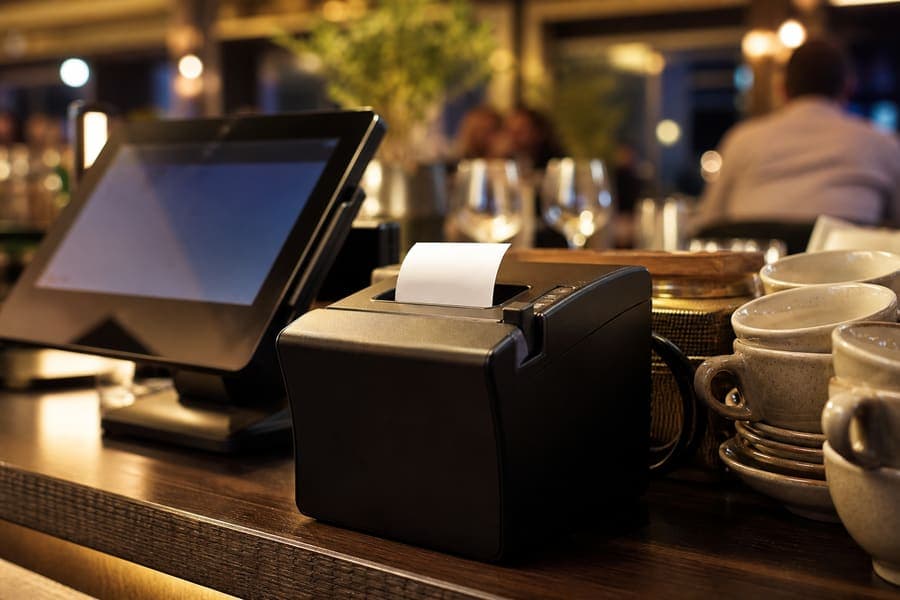 Barra de restaurante con comandas y mostrador